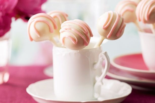 White chocolate mud cake pops